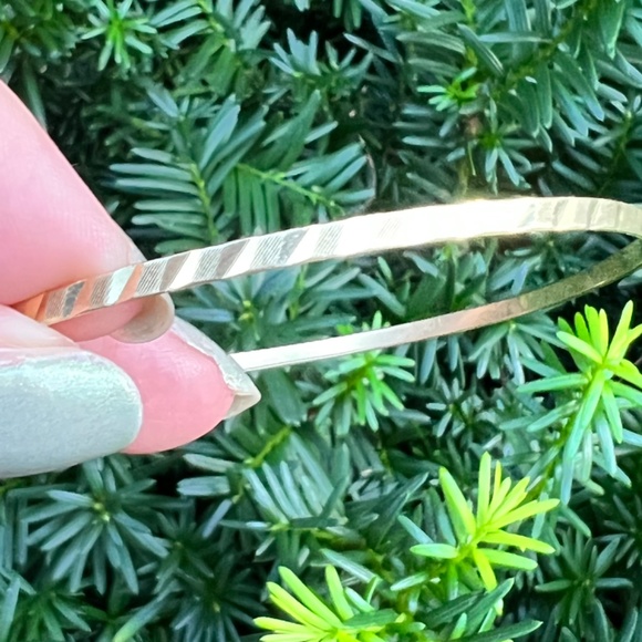 VINTAGE EUROPEAN 14K YELLOW GOLD ORNATE DESIGN BANGLE BRACELET GREAT STACKING - Picture 9 of 16